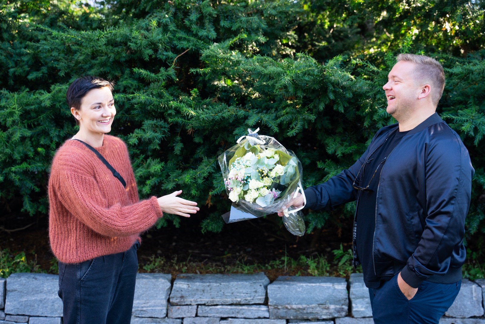 dame mottar blomsterbukett fra mann.jpg