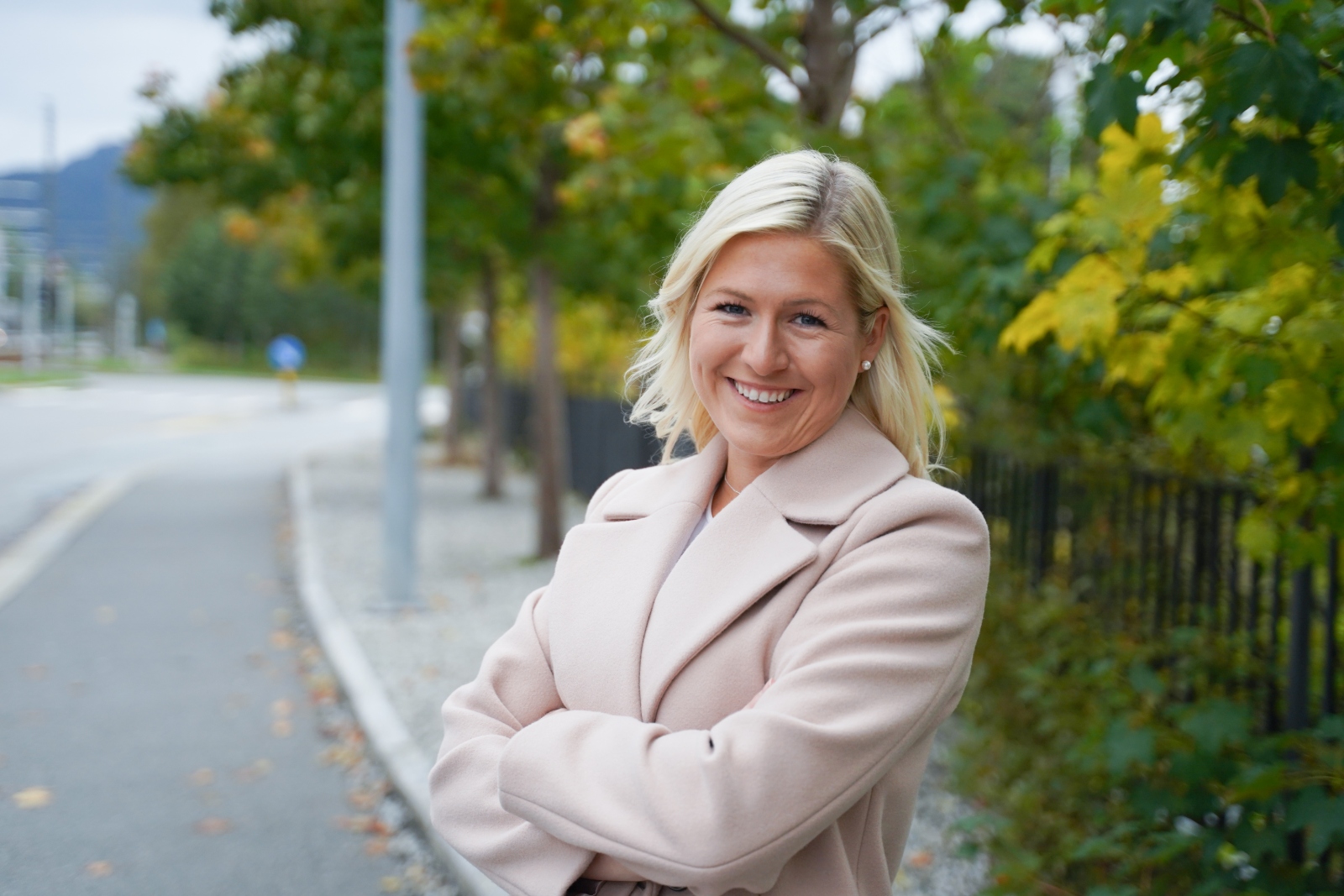 eiendomsmegler nina nygård smiler med armene i kryss .jpg