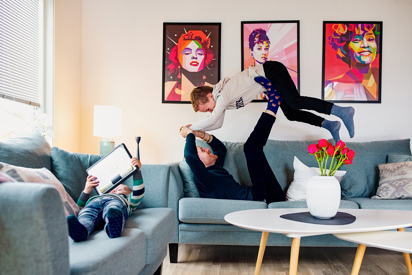far i sofa og lofter barn