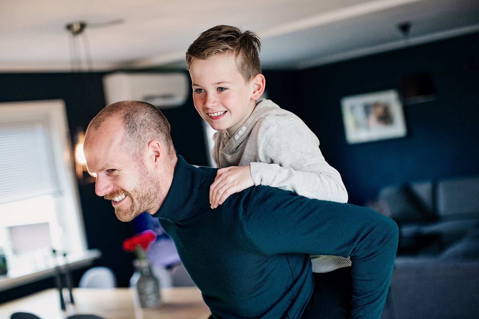 far med barn pa ryggen