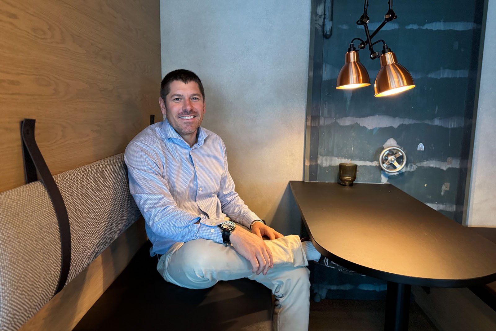 Mann sitter ved bord