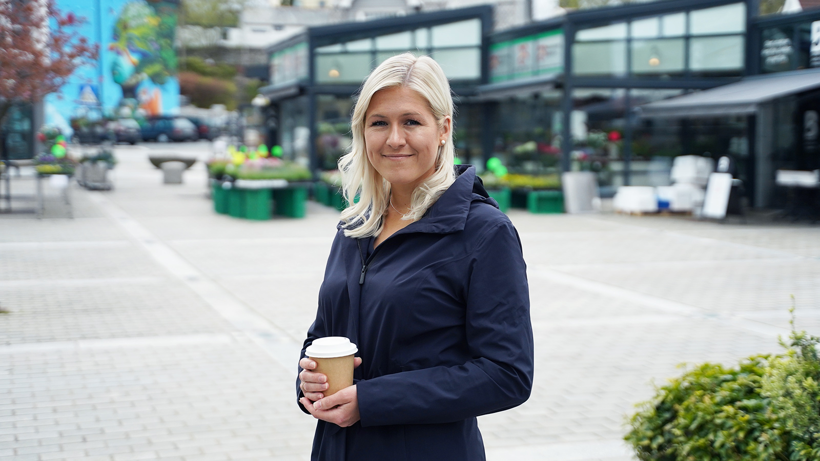 På nesttun torg med kaffe.jpg