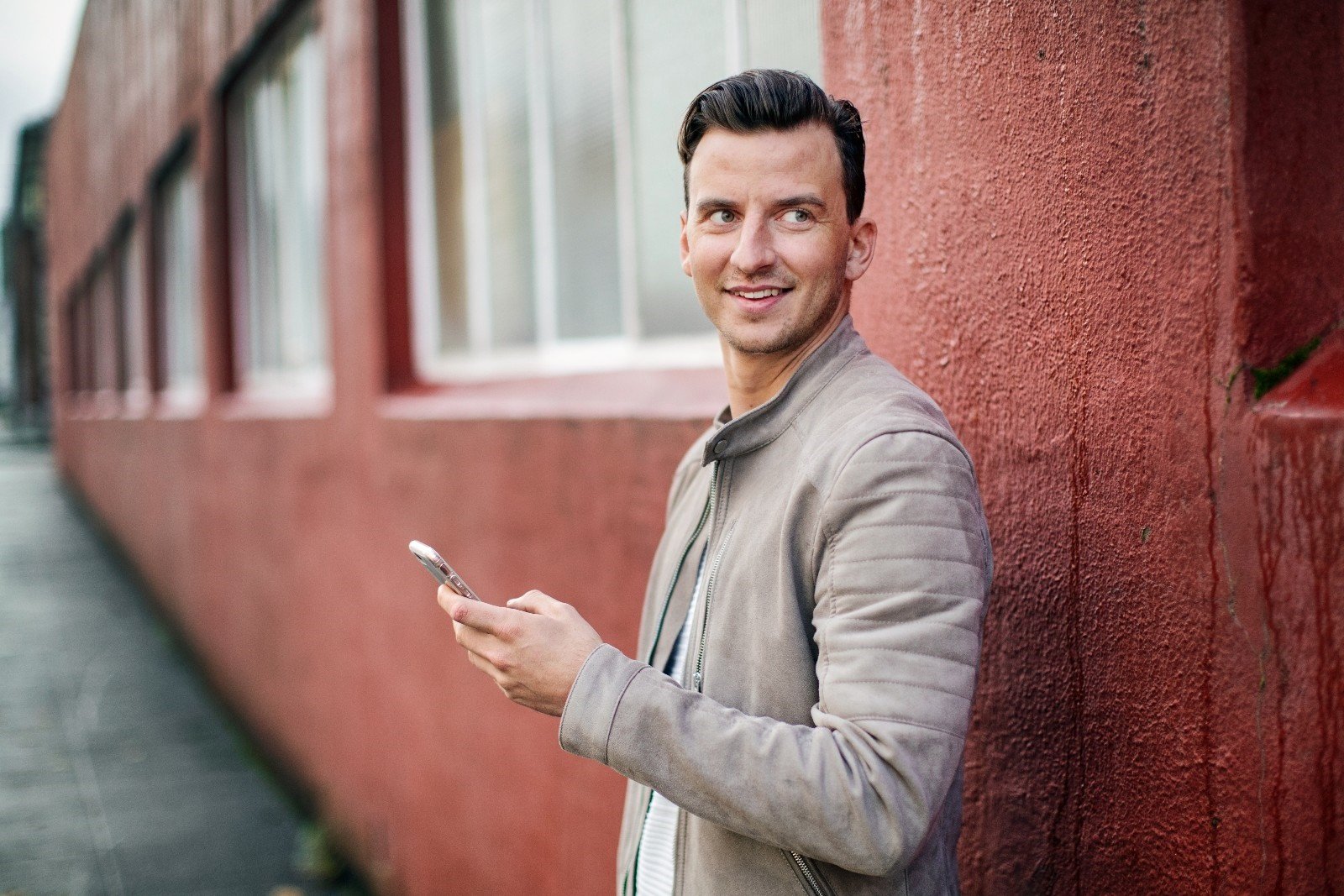 ung mann med telefon.jpg