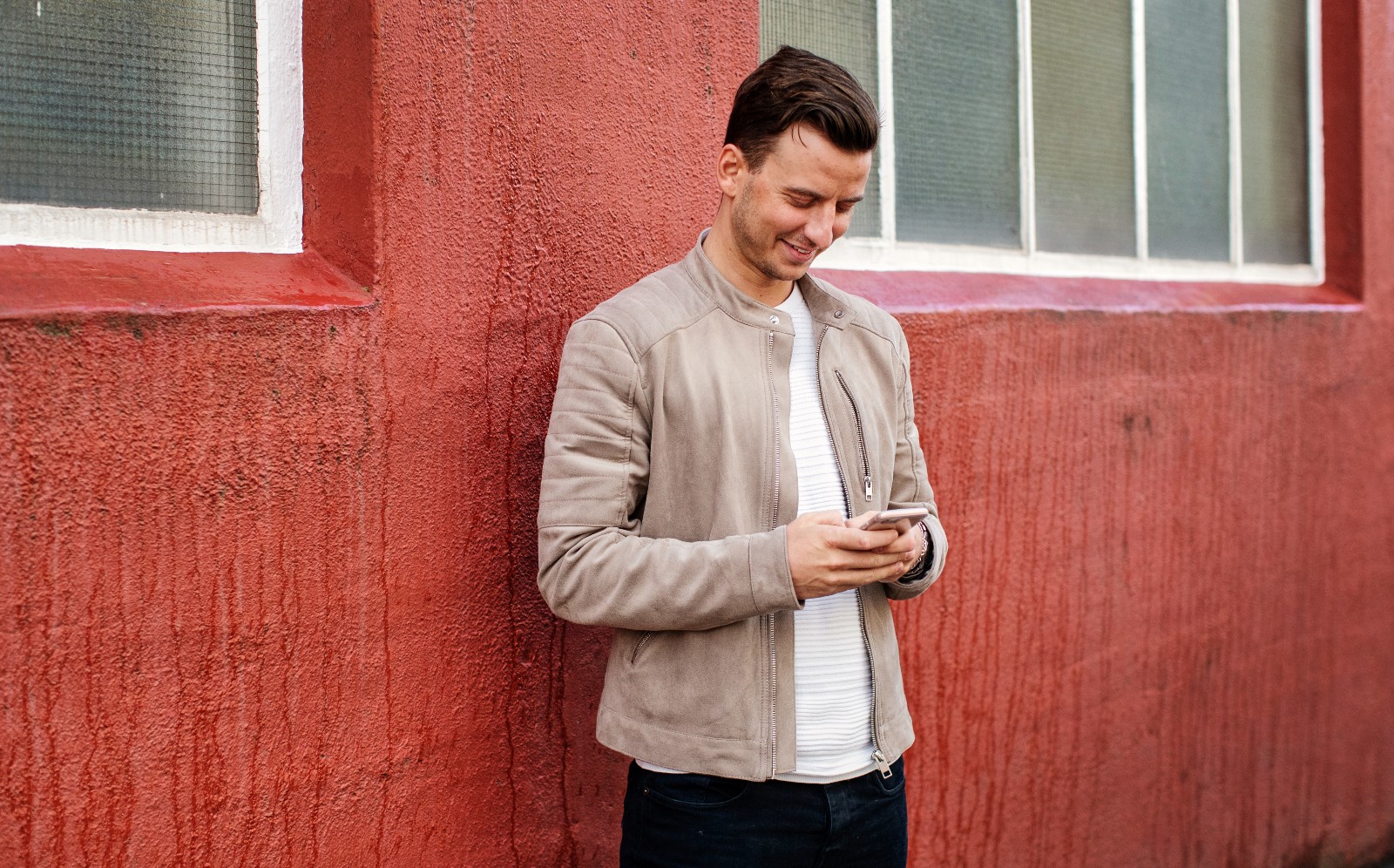 ung mann med telefon i handen.jpg
